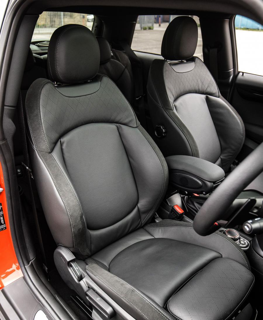Интерьер Mini Cooper S (F56) 2018 года  (UK) (фото 11 из 15)
